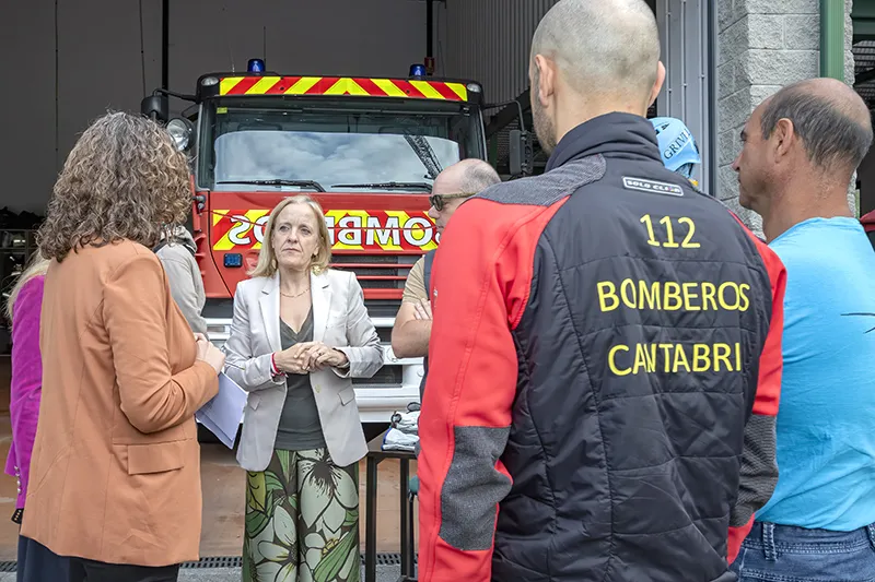 La consejera de Presidencia y Seguridad, con el tribunal de la prueba selectiva (Foto: Enma Portillo)