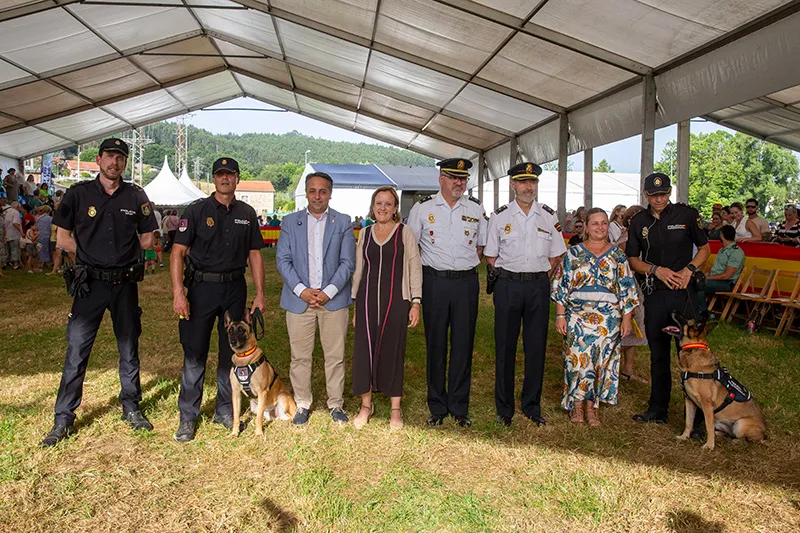 La consejera, junto al resto de autoridades, en la Feria de la Leche de Renedo de Piélagos (Foto: Miguel López)