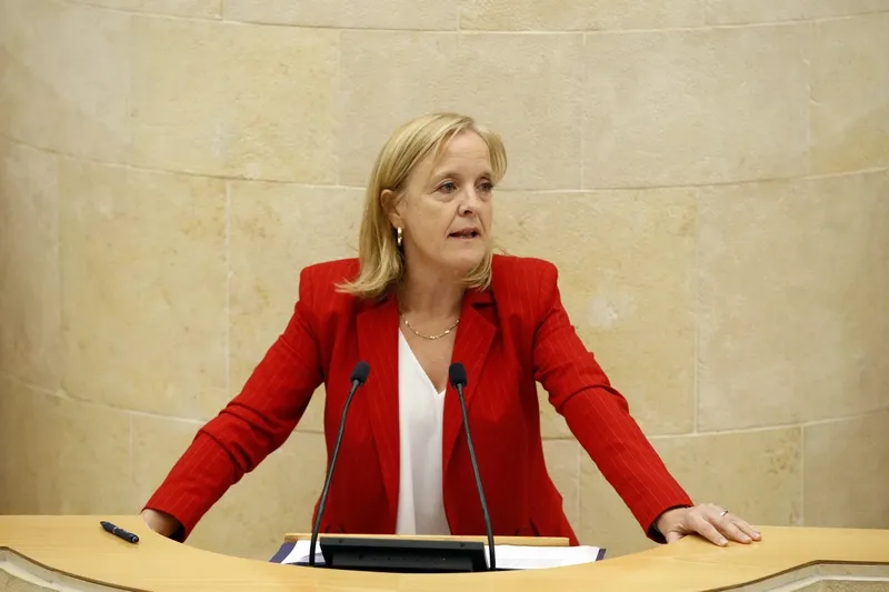 La consejera de Presidencia y Seguridad, en su intervención en el pleno del Parlamento que aprobó la nueva Ley (Foto: Lara Revilla)