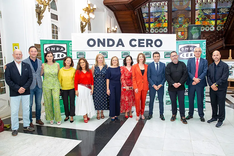 La consejera de Presidencia, Isabel Urrutia, junto a la consejera de Inclusión, Begoña Gómez del Río, acompañada del resto de autoridades y premiados (FOTO: Miguel López)