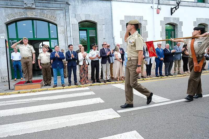 La consejera, junto al resto de autoridades, durante la celebración del desfile militar en Santoña (Foto: Raúl Lucio)