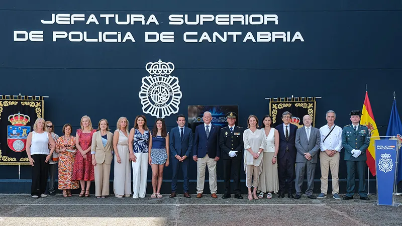 Foto de familias de las autoridades asistentes al homenaje a las víctimas del terrorismo. (Foto: Raúl Lucio)