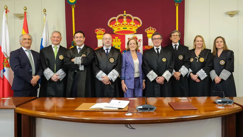 La consejera de Presidencia y Justicia y el director de Justicia del Ejecutivo, con miembros de la Sala de Gobierno del TSJC y del CGPJ (Fotos: Raúl Lucio)