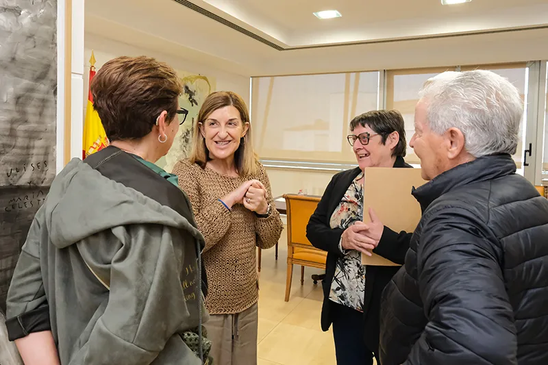 María José Sáenz de Buruaga conversa con los representantes de la Unión Vecinal de Torrelavega a su llegada a la sede del Gobierno (FOTO: Raúl Lucio)