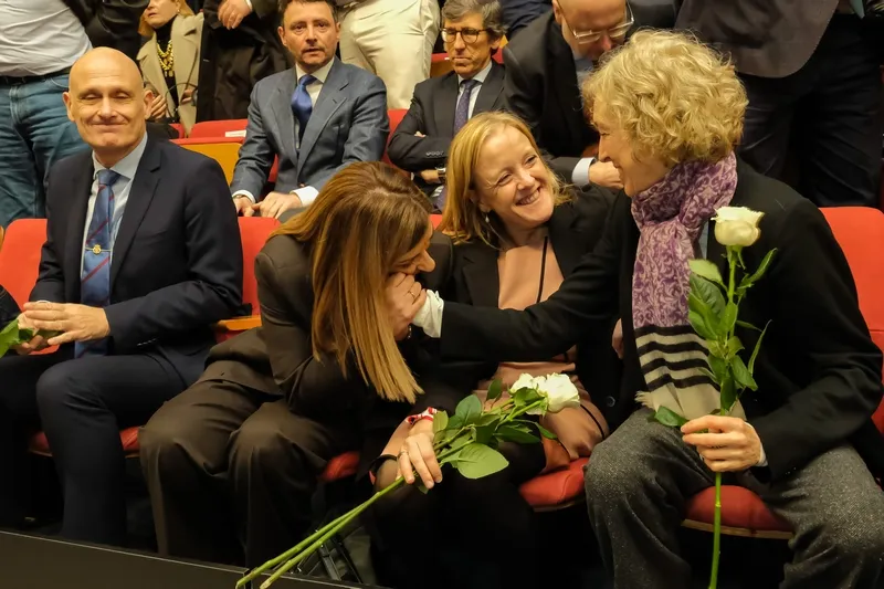 La presidenta Buruaga y la consejera de Presidencia, en el homenaje a las víctimas del terrorismo celebrado el 11 de marzo