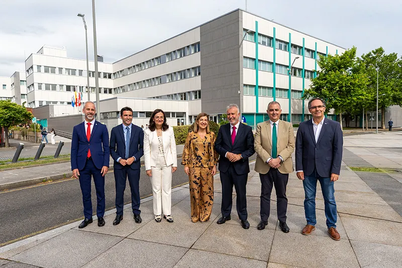 El consejero de Educación, el delegado del Gobierno, la rectora de la UC, la presidenta de Cantabria, el minsitro de Política Territorial, el consejero de Fomento y el decano de la Facultad de Ciencias. FOTO: Miguel López