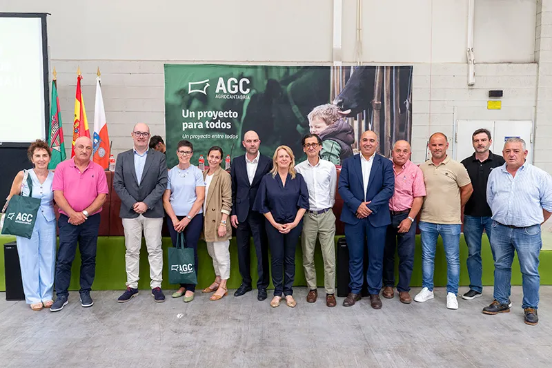 La consejera y el director general de Ganadería, con miembros de Agrocantabria, en la celebración de la asamblea anual de la asociación (FOTO: Miguel López)