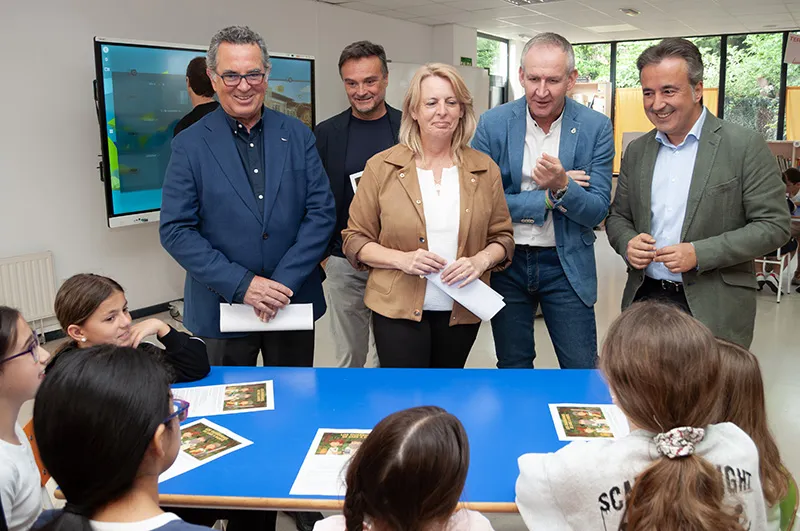 La consejera y resto de autoridades saludan a los niños durante la jornada divulgativa. (Foto: Jimena Aguirre).