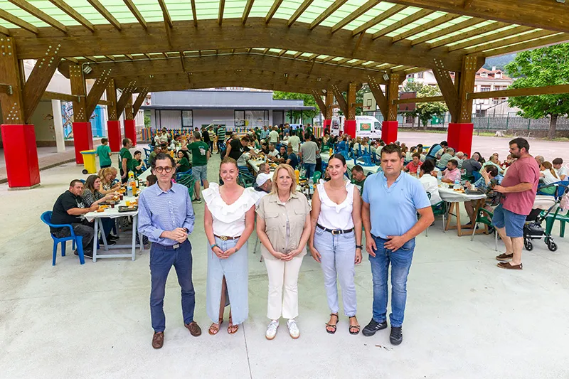La consejera, María Jesús Susinos, momentos antes de disfrutar de la comida popular (FOTO: Miguel López)