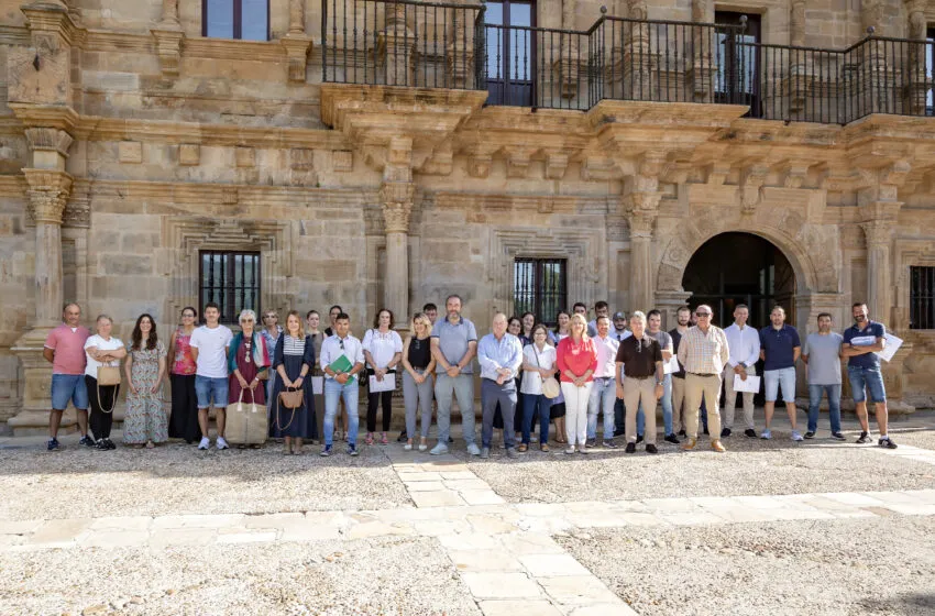 La consejera y autoridades con los promotores. (Foto: Jose Cavia)