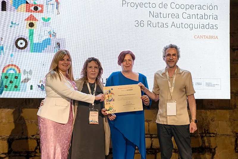 Entrega del reconocimiento a Naturea Cantabria. (Foto: Gobierno de Cantabria).