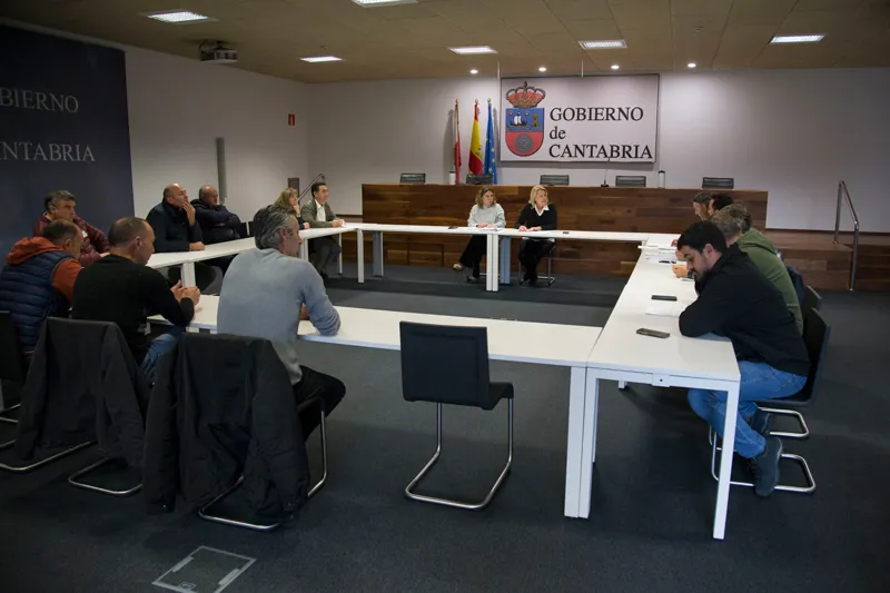 Imagen de archivo de la consejera durante la reunión con productores de patata de Valderredible. (Foto: Gobierno de Cantabria).