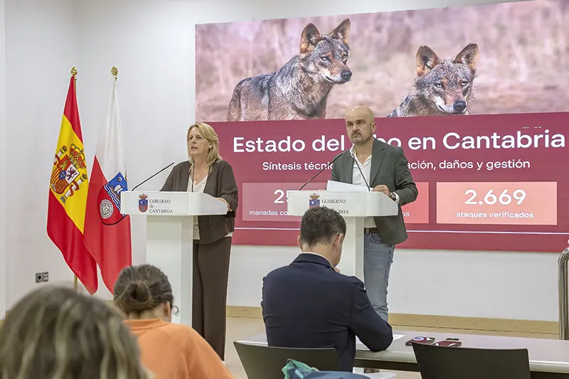 María Jesús Susinos y Ángel Serdio intervienen en rueda de prensa. (Foto: Enma Portillo)