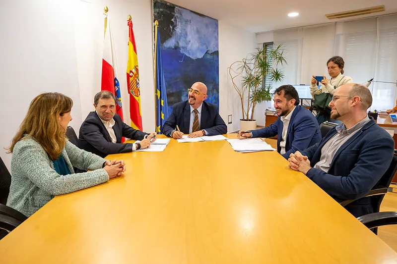 El consejero, César Pascual, acompañado del secretario general de Salud Digital, Información e Innovación del SNS, Juan Fernando Muñoz; el director general de Red.es, Jesús Herrero; así como el director general de Planificación, Ordenación, Gestión del Conocimiento y Salud Digital, Óscar Fernández Torre y la subdirectora de Salud Digital, durante la firma del convenio (FOTO: Jimena Aguirre)