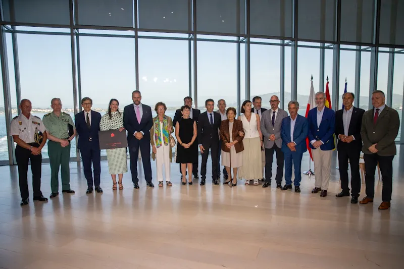 Foto de familia del acto de entrega de la Gran Cruz de la Orden de Carlos III a los ex presidentes Diaz de Entresotos y Jaime Blanco. (Foto: Miguel López)