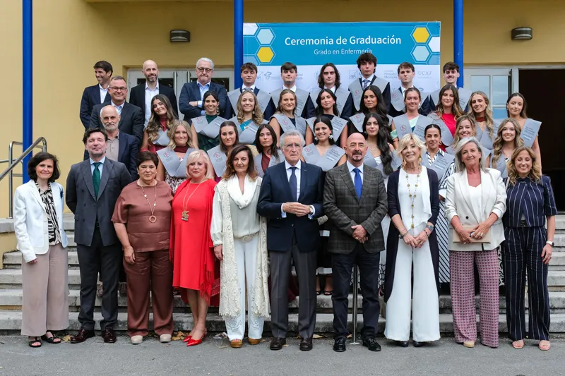 Foto de familia del acto de graduación en la que César Pascual posa junto a los alumnos, profesorado y representantes de instituciones académicas y sanitarias. (Foto: Raúl Lucio)