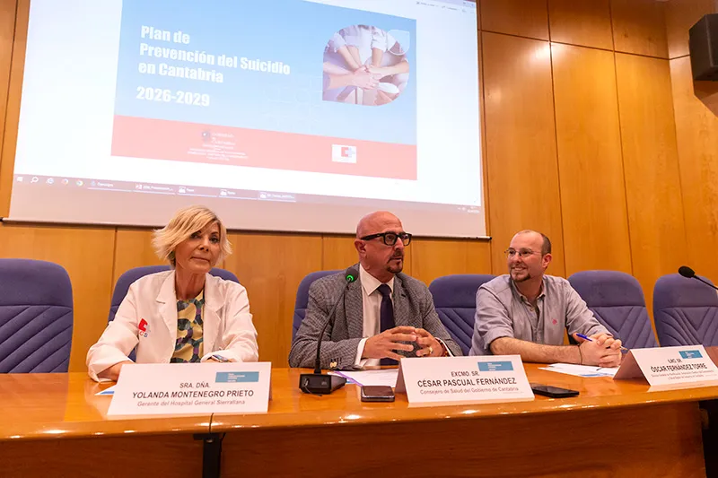 César Pascual durante su intervención en el salón de actos del Hospital Sierrallana. (Foto: Miguel López)