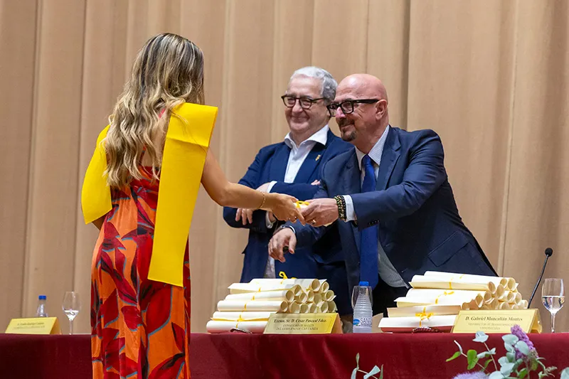 El consejero de Salud, César Pascual, junto al Presidente del Colegio de Médicos, Javier Hernández de Sande, durante el acto académico (FOTO: Miguel López)