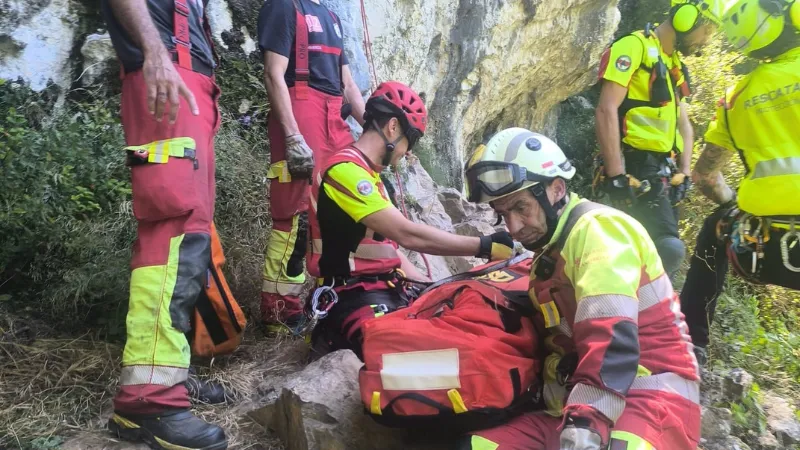 Noticias de Cantabria | El Cántabro | Un escalador resulta herido tras caer cuatro metros en una vía de Mirones y es rescatado en helicóptero