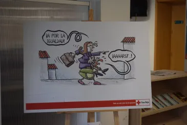  El humor gráfico como herramienta para concienciar sobre la importancia de la corresponsabilidad familiar recala en el Ayuntamiento de Piélagos de la mano de Cruz Roja Cantabria