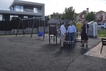  Piélagos finaliza la mejora del ‘parque de la tirolina’ de Liencres con la que concluye el acondicionamiento de todas las zonas de juego infantil de la localidad