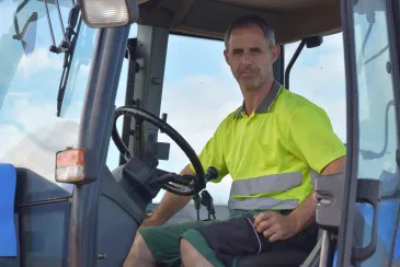  Raúl Lanza, gerente de AREA VERDE AGROFORESTAL S.L., el primero en llegar cada día, durante los meses de verano, a las playas de Piélagos