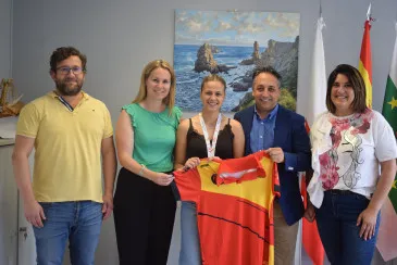 Caramés felicita a Jennifer Pérez por su victoria en el Campeonato de España Sub 23 y desea suerte a la jugadora del Club de petanca Piélagos en el Europeo que disputará en Grecia