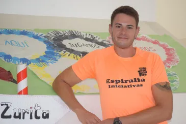  Sergio Castro, el monitor de ‘Verano de colores’ que cada año se enfrenta al reto de hacer algo diferente para sorprender a los niños y que les motive a “volver al cole” en vacaciones