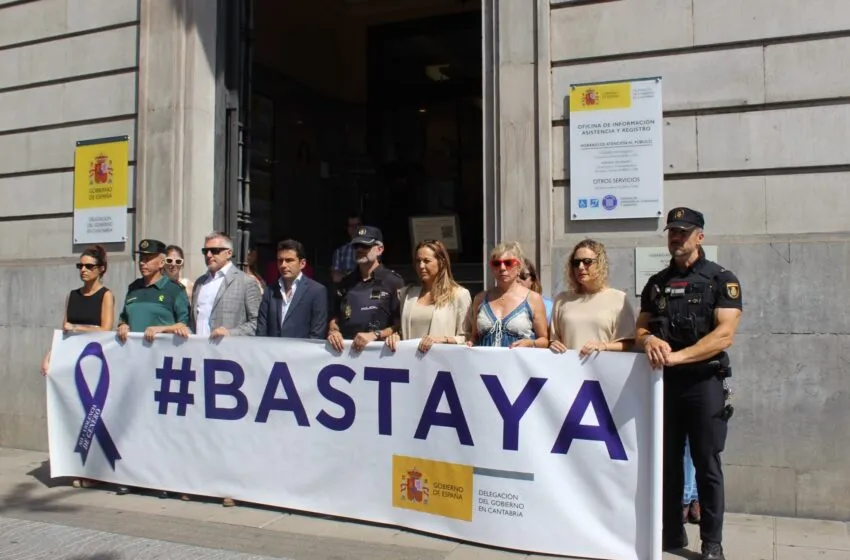 La Delegación del Gobierno en Cantabria guarda un minuto de silencio por la última víctima de violencia de género asesinada en Málaga