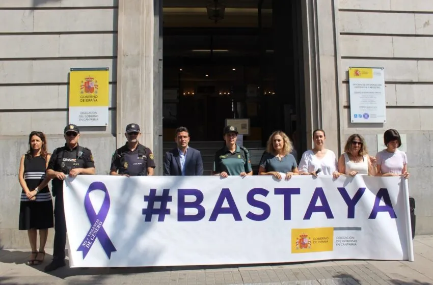 La Delegación del Gobierno guarda un minuto de silencio por la última víctima de violencia de género en Madrid y que eleva los feminicidios a 29 en 2026