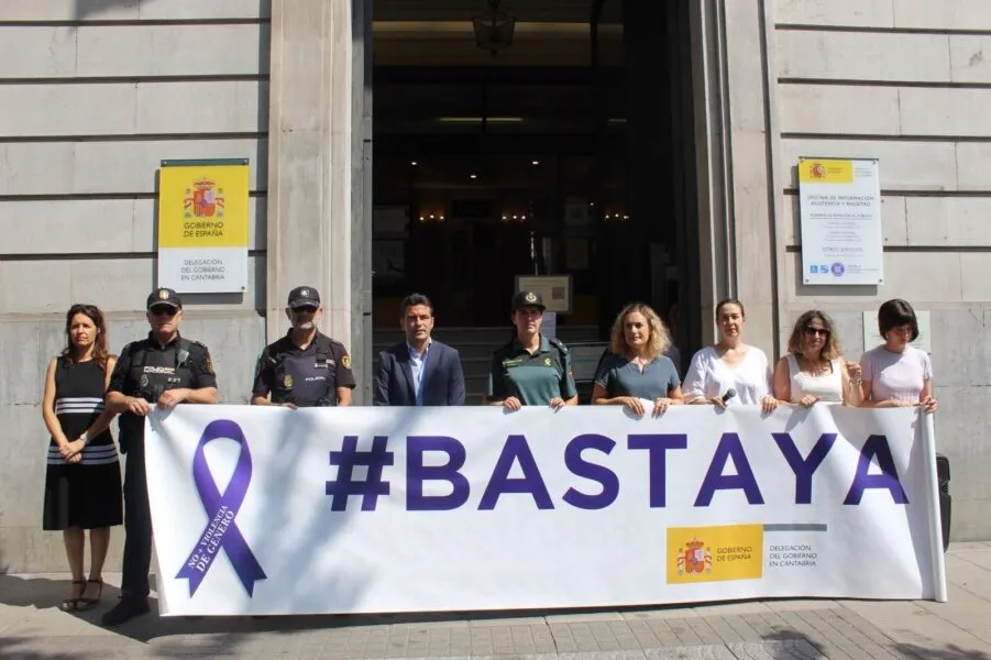 Noticias de Cantabria | El Cántabro | La Delegación del Gobierno guarda un minuto de silencio por la última víctima de violencia de género en Madrid y que eleva los feminicidios a 29 en 2026