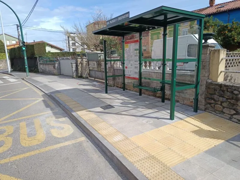 Noticias de Cantabria | El Cántabro | Torrelavega mejora las paradas del Torrebus con la instalación de 17 nuevas marquesinas