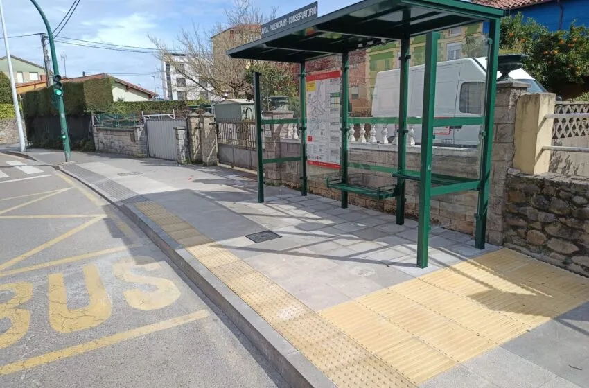 Noticias de Cantabria | El Cántabro | Torrelavega mejora las paradas del Torrebus con la instalación de 17 nuevas marquesinas