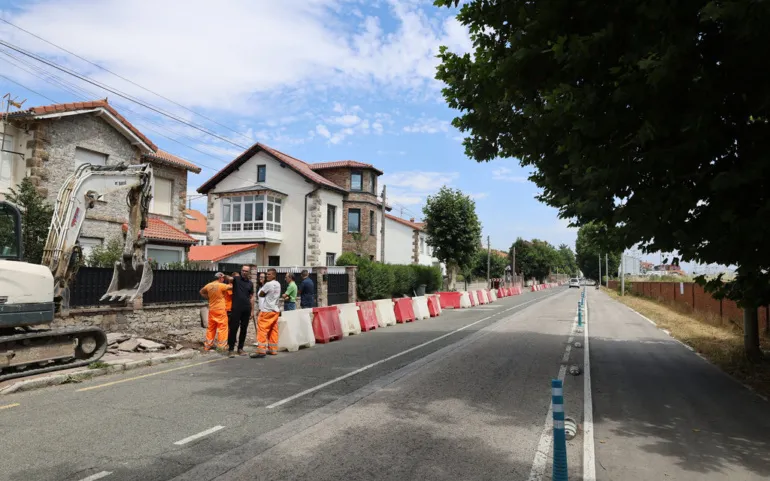 Noticias de Cantabria | El Cántabro | Comienzan las obras de renovación de la acera de la avenida Castilla.