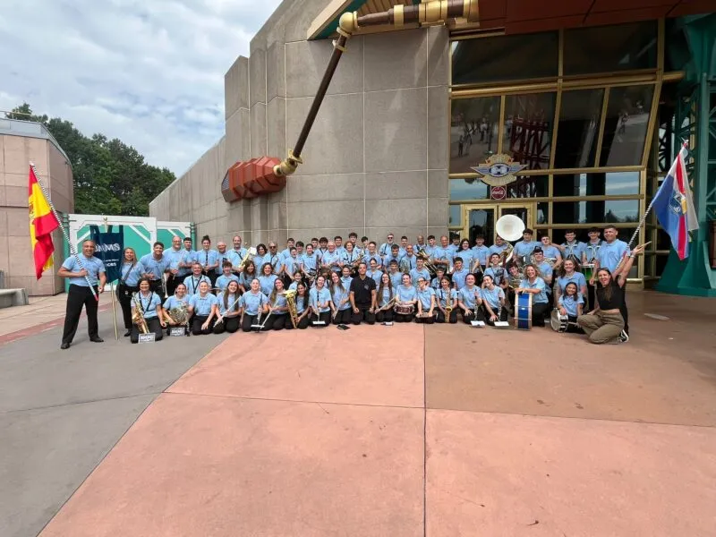 Noticias de Cantabria | El Cántabro | La Banda Municipal de Suances hace historia en Disneyland París y emociona al público internacional