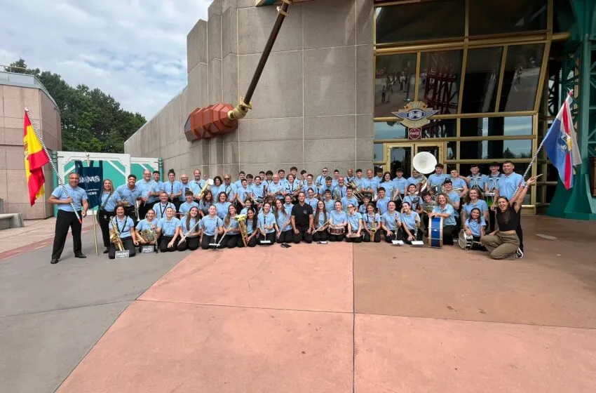 La Banda Municipal de Suances hace historia en Disneyland París y emociona al público internacional