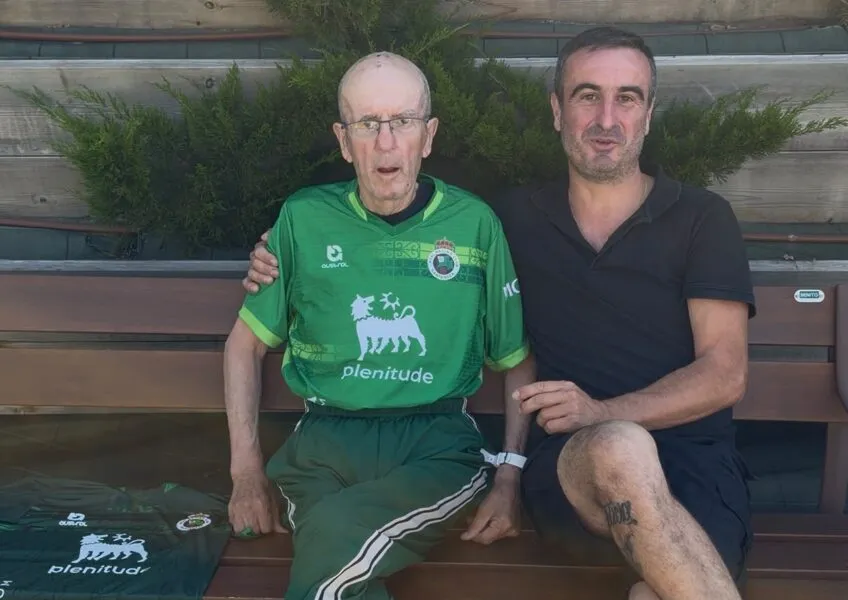 Noticias de Cantabria | El Cántabro | Una camiseta histórica del Racing firmada por la plantilla del ascenso se sorteará con fines solidarios en Santander