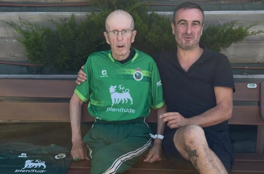 Noticias de Cantabria | El Cántabro | Una camiseta histórica del Racing firmada por la plantilla del ascenso se sorteará con fines solidarios en Santander