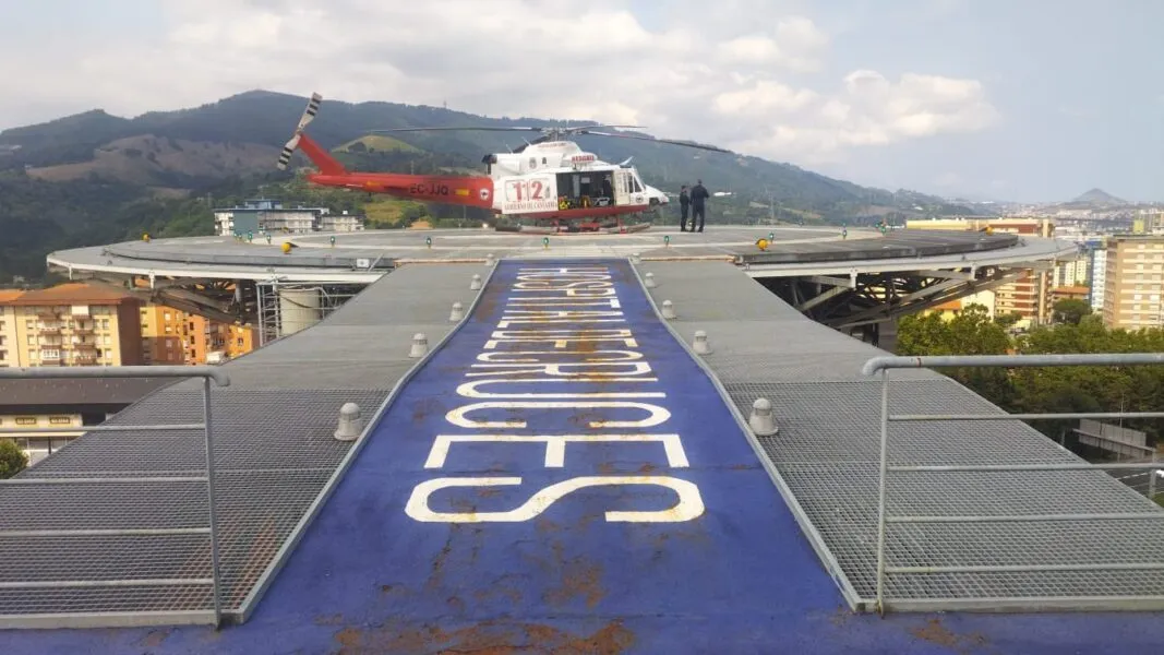 Noticias de Cantabria | El Cántabro | Evacuado en helicóptero un hombre de 76 años con graves quemaduras tras incendiarse una embarcación frente al faro de Suances