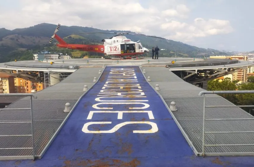 Evacuado en helicóptero un hombre de 76 años con graves quemaduras tras incendiarse una embarcación frente al faro de Suances