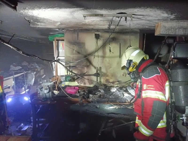 Noticias de Cantabria | El Cántabro | Un incendio obliga a intervenir a los bomberos en un comercio textil de Santoña