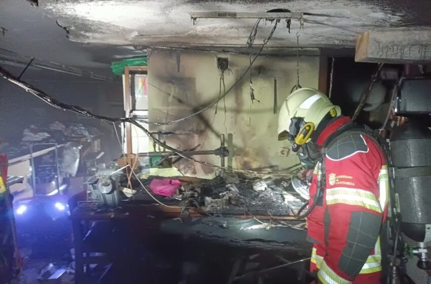 Noticias de Cantabria | El Cántabro | Un incendio obliga a intervenir a los bomberos en un comercio textil de Santoña