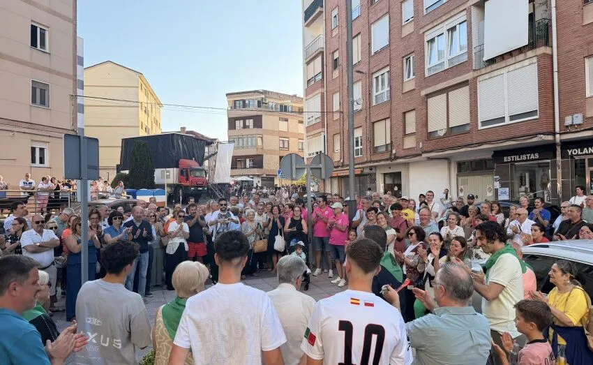  RICARDO LIAÑO RECIBE EL CARIÑO Y EL RECONOCIMIENTO DE TODO SU BARRIO