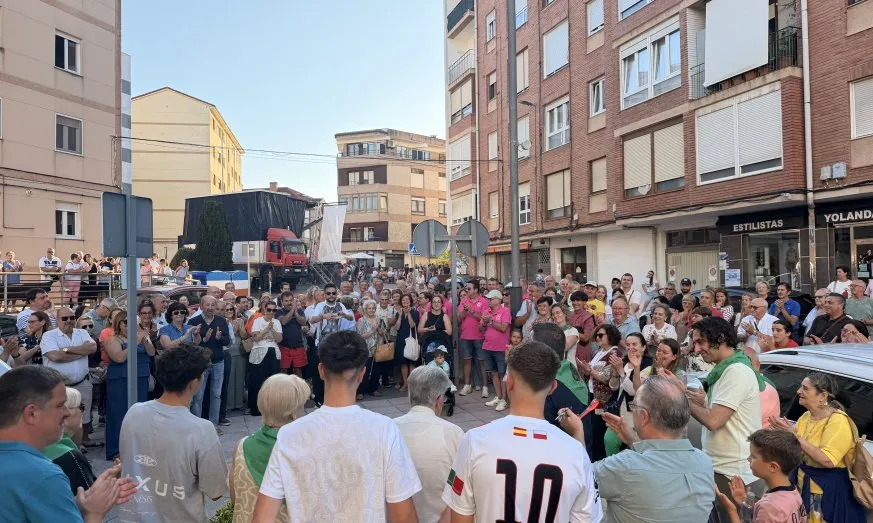 Noticias de Cantabria | El Cántabro | RICARDO LIAÑO RECIBE EL CARIÑO Y EL RECONOCIMIENTO DE TODO SU BARRIO