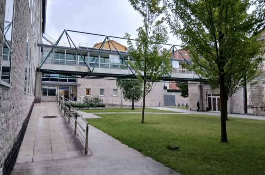  El Gobierno cántabro clausura de forma preventiva el uso del paso peatonal elevado del complejo judicial de Las Salesas para garantizar la seguridad