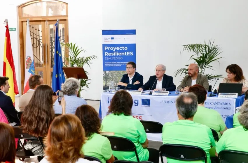 El consejero, durante el acto inaugural de la Feria de Economía Social de Cantabria, en el Mercado de Abastos de Laredo (Foto: Lara Revilla)
