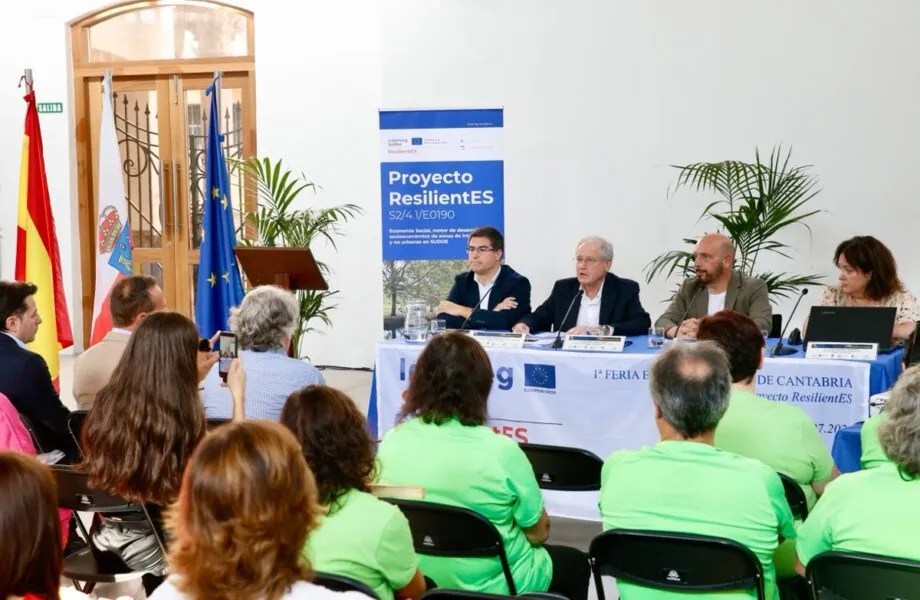 El consejero, durante el acto inaugural de la Feria de Economía Social de Cantabria, en el Mercado de Abastos de Laredo (Foto: Lara Revilla)