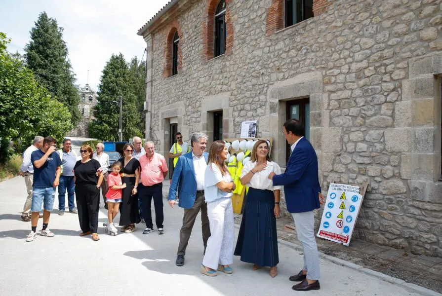 La presidenta, María José Sáenz de Buruaga, junto a la consejera de Inclusión, Begoña Gómez del Río, a su llegada a la residencia (FOTO: Lara Revilla)