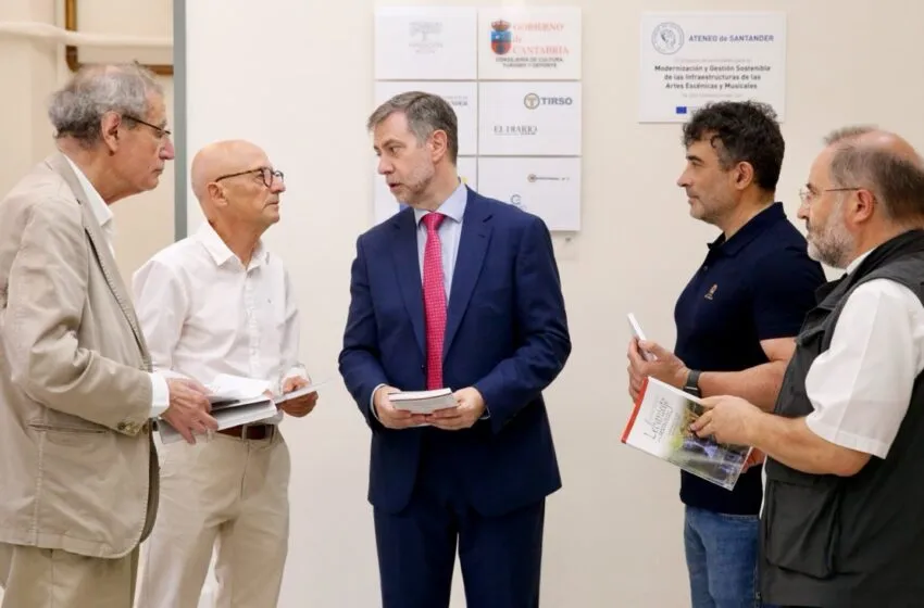 El consejero de Cultura en en la presentación de la guía celebrada en el Ateneo de Santander. (Foto: Lara Revilla)