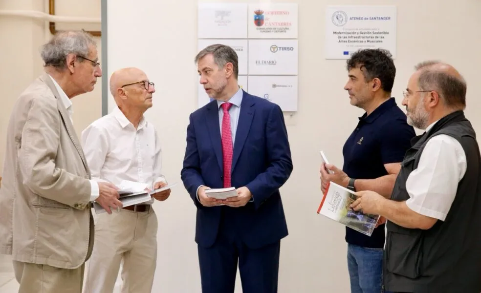 El consejero de Cultura en en la presentación de la guía celebrada en el Ateneo de Santander. (Foto: Lara Revilla)
